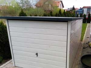 weiße Blechgarage, Schwingtor, Pultdach nach hinten