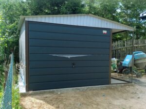 Blechgarage mit Unterstand, Satteldach, graue Einzelstation, Sektionaltor, anthrazit.