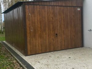 Blechgarage, seitliches Gefälle, holzähnliches Blech, Walnuss, Flügeltor