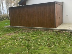 Blechgarage, seitliches Gefälle, holzähnliches Blech, Walnuss, Flügeltor