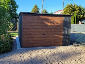 Einzelgarage aus Blech, Gefälle nach hinten, Farbe Graphit, Anthrazit, Flügeltor, Walnuss