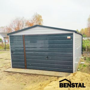 Einzelgarage aus Blech, weißer Giebel, Flügeltor, anthrazitfarbene Tür