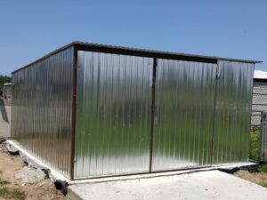 Garage aus verzinktem Blech, Gefälle nach hinten, zweiflügeliges Tor