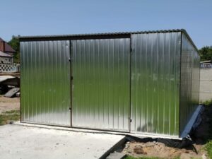 Garage aus verzinktem Blech, Gefälle nach hinten, zweiflügeliges Tor