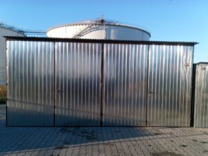 Garage aus verzinktem Blech, Heckschräge, Doppelflügeltor, zweistellig