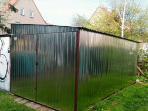 Garage aus verzinktem Blech, Seitenschräge, zweiflügeliges Tor