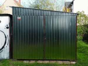 Garage aus verzinktem Blech, Seitenschräge, zweiflügeliges Tor