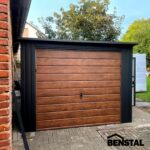 Blechgarage-Schwarz-Einzelgarage-Neigung-nach-hinten-Schwingtor-Farbe-Holzoptik-goldene-Eiche