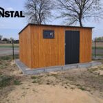 Blechgarage-Gartenhaus-holzaehnliche-goldene-Eiche-nach-hinten-geneigt