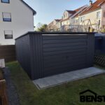 Einzelgarage-aus-anthrazitfarbenem-Blech-Schwingtor-Heckschraege