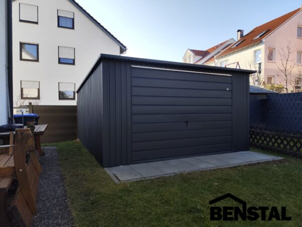 Einzelgarage-aus-anthrazitfarbenem-Blech-Schwingtor-Heckschraege
