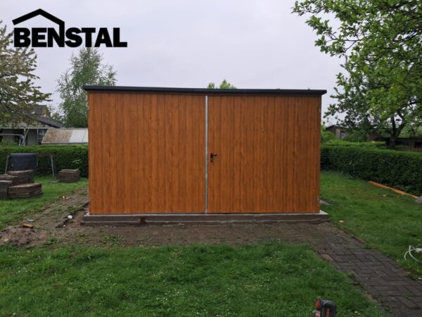 Einzelwagen-Blechgarage-mit-holzaehnlichem-Gefaelle-nach-hinten
