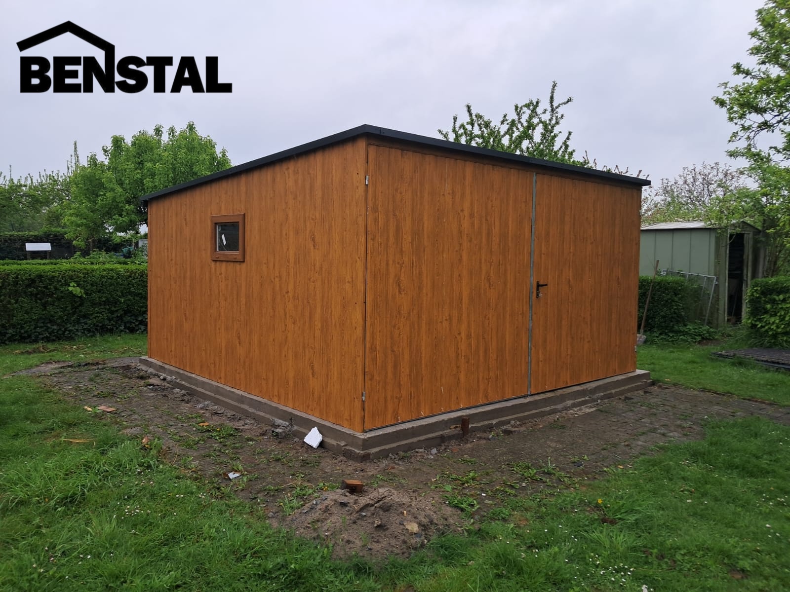 Einzelwagen-Blechgarage-mit-holzaehnlichem-Gefaelle-nach-hinten