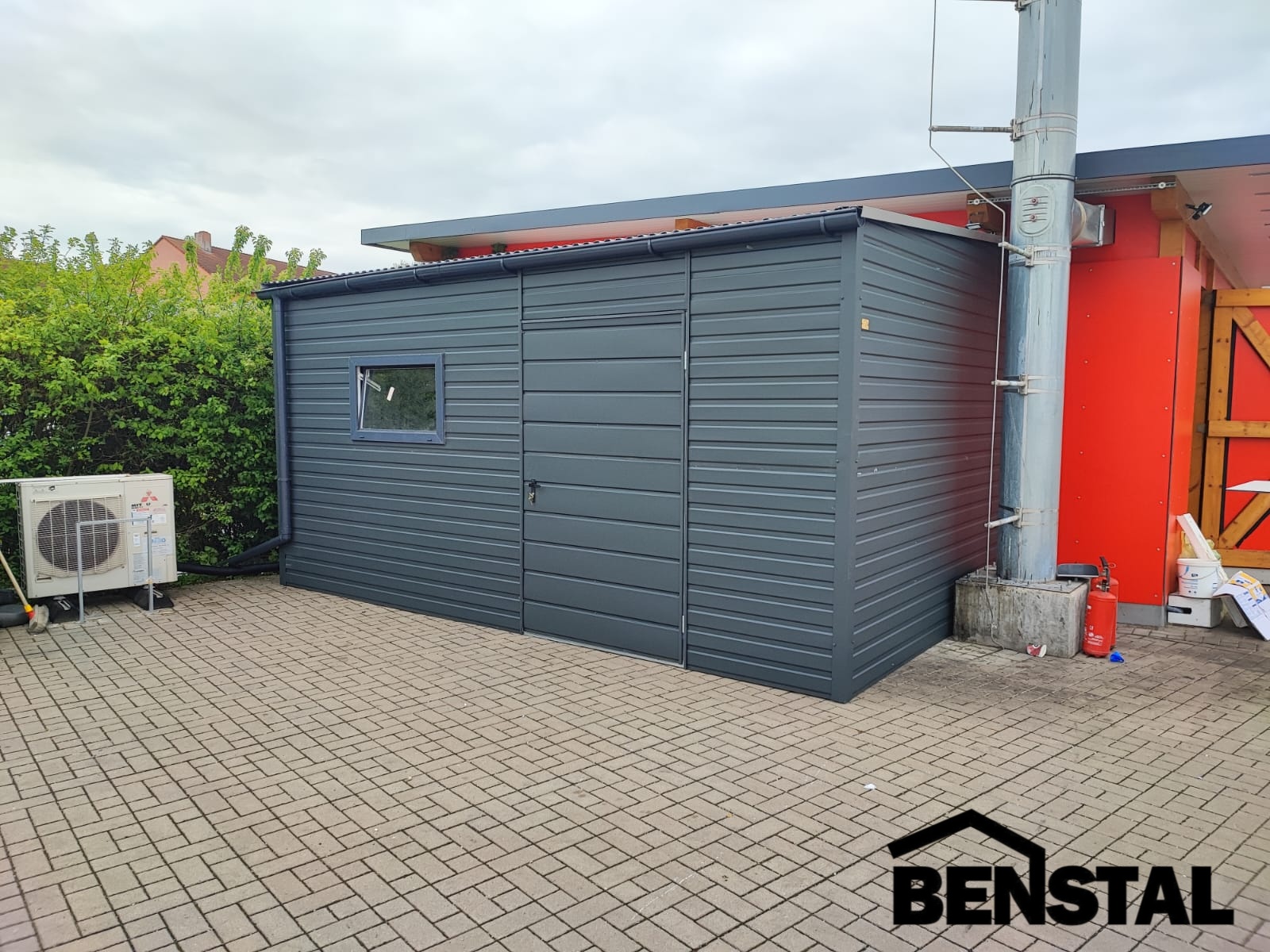 Garage-Blechdach-Front-Anthrazit-Werkzeughaus