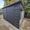Gartenhaus-schraeg-nach-hinten-durchbrochener-Carport-anthrazit-