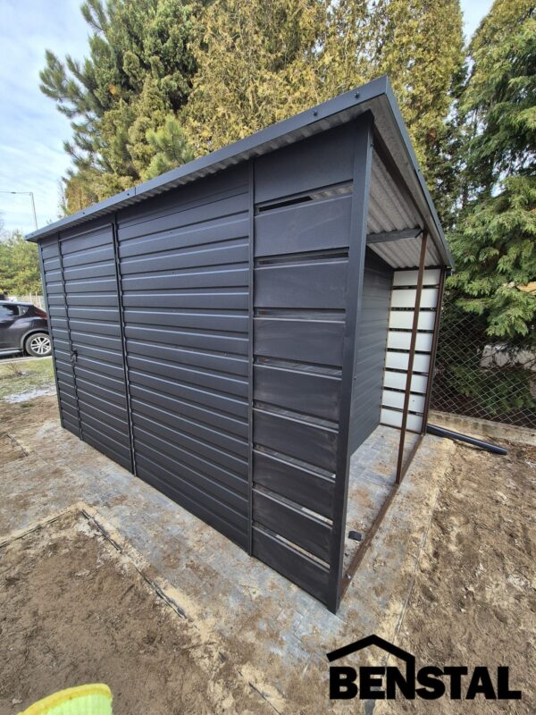 Gartenhaus-schraeg-nach-hinten-durchbrochener-Carport-anthrazit-