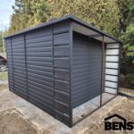 Kostenlose Lieferung Deutschlandweit (ohne Insel)! HINWEIS: Eine Erhöhung und Erweiterung der Garage ist möglich. Wir bieten:  Kostenlose Montage und Transport deutschlandweit  Kostenloses Angebot innerhalb von 24 Stunden  Professionelle Beratung durch unsere Mitarbeiter  Kurze Lieferzeiten Wir laden Sie ein, unsere Website benstal-blechgaragen.de zu besuchen. Dort können Sie Ihre Garage mit dem 3D-Konfigurator selbst konfigurieren. FERTIGSTELLUNGSZEIT Die Auftragserfüllung dauert in der Regel 2 bis etwa 8 Wochen. Die Lieferzeit hängt hauptsächlich von der Anzahl der Bestellungen in einer bestimmten Region ab. Aufgrund der Art unserer Arbeit ist es uns nicht möglich, bestellte Produkte individuell an jeden Kunden auszuliefern. Die Lieferung und Montage der bestellten Blechgarage erfolgt werktags „gebunden“. Das bedeutet, dass die Monteure die bestellten Garagen Punkt für Punkt liefern, sodass eine Auswahl des Liefertags und der Lieferzeit nicht möglich ist. Den genauen Installationstermin teilen wir unseren Kunden einige Tage vorher telefonisch mit. Sehr geehrter Kunde, Sie haben die Möglichkeit, bei uns eine Garage in beliebiger Größe zu bestellen, die nach Ihrem Entwurf und Ihren Vorstellungen gefertigt wird. Unsere Garagen werden aus hochwertigem verzinktem Blech hergestellt. Sie haben die Möglichkeit, eine Farbe aus unserer RAL-Palette zu wählen, wir haben auch holzähnliche Farben. Gegen eine zusätzliche Gebühr können Sie bei uns bestellen: • Schwingtor • horizontale Blechpaneele am Tor, Türen und Garagenwänden, • durchbrochene Paneele, • zusätzliche Eingangstür, z.B. 90×190 (max. Breite 150cm) • Kippfenster 100×60, 80×60 oder 60×40, • automatischer Drehtorantrieb, • Sektionaltor, • Metalldachziegel, • Filz unter dem Dach (verhindert Kondenswasserbildung), • Blecharbeiten (ästhetische Abschlüsse am Dach und an den Ecken), • Dachrinnen, • Lüftungsgitter 14×21, • Verankerung im Boden.und viele weitere interessante Vorschläge. Wenn Sie an den oben dargestellten Zusatzoptionen interessiert sind, kontaktieren Sie uns bitte per E-Mail: blechgarage.benstal@gmail.com oder telefonisch um die Details zu vereinbaren Haben Sie Fragen? Rufen Sie uns an! +49 155 1052 4008 Unsere Berater helfen Ihnen gerne weiter. Gartenhaus-schraeg-nach-hinten-durchbrochener-Carport-anthrazit-