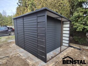 Kostenlose Lieferung Deutschlandweit (ohne Insel)! HINWEIS: Eine Erhöhung und Erweiterung der Garage ist möglich. Wir bieten:  Kostenlose Montage und Transport deutschlandweit  Kostenloses Angebot innerhalb von 24 Stunden  Professionelle Beratung durch unsere Mitarbeiter  Kurze Lieferzeiten Wir laden Sie ein, unsere Website benstal-blechgaragen.de zu besuchen. Dort können Sie Ihre Garage mit dem 3D-Konfigurator selbst konfigurieren. FERTIGSTELLUNGSZEIT Die Auftragserfüllung dauert in der Regel 2 bis etwa 8 Wochen. Die Lieferzeit hängt hauptsächlich von der Anzahl der Bestellungen in einer bestimmten Region ab. Aufgrund der Art unserer Arbeit ist es uns nicht möglich, bestellte Produkte individuell an jeden Kunden auszuliefern. Die Lieferung und Montage der bestellten Blechgarage erfolgt werktags „gebunden“. Das bedeutet, dass die Monteure die bestellten Garagen Punkt für Punkt liefern, sodass eine Auswahl des Liefertags und der Lieferzeit nicht möglich ist. Den genauen Installationstermin teilen wir unseren Kunden einige Tage vorher telefonisch mit. Sehr geehrter Kunde, Sie haben die Möglichkeit, bei uns eine Garage in beliebiger Größe zu bestellen, die nach Ihrem Entwurf und Ihren Vorstellungen gefertigt wird. Unsere Garagen werden aus hochwertigem verzinktem Blech hergestellt. Sie haben die Möglichkeit, eine Farbe aus unserer RAL-Palette zu wählen, wir haben auch holzähnliche Farben. Gegen eine zusätzliche Gebühr können Sie bei uns bestellen: • Schwingtor • horizontale Blechpaneele am Tor, Türen und Garagenwänden, • durchbrochene Paneele, • zusätzliche Eingangstür, z.B. 90×190 (max. Breite 150cm) • Kippfenster 100×60, 80×60 oder 60×40, • automatischer Drehtorantrieb, • Sektionaltor, • Metalldachziegel, • Filz unter dem Dach (verhindert Kondenswasserbildung), • Blecharbeiten (ästhetische Abschlüsse am Dach und an den Ecken), • Dachrinnen, • Lüftungsgitter 14×21, • Verankerung im Boden.und viele weitere interessante Vorschläge. Wenn Sie an den oben dargestellten Zusatzoptionen interessiert sind, kontaktieren Sie uns bitte per E-Mail: blechgarage.benstal@gmail.com oder telefonisch um die Details zu vereinbaren Haben Sie Fragen? Rufen Sie uns an! +49 155 1052 4008 Unsere Berater helfen Ihnen gerne weiter. Gartenhaus-schraeg-nach-hinten-durchbrochener-Carport-anthrazit-