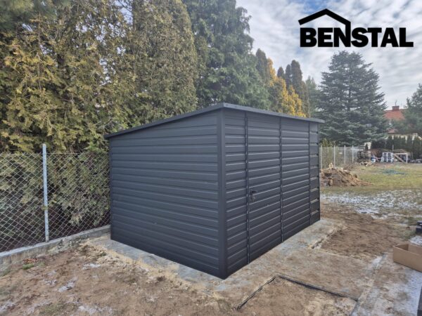 Gartenhaus-schraeg-nach-hinten-durchbrochener-Carport-anthrazit-