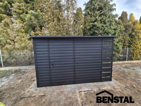Gartenhaus-schraeg-nach-hinten-durchbrochener-Carport-anthrazit-